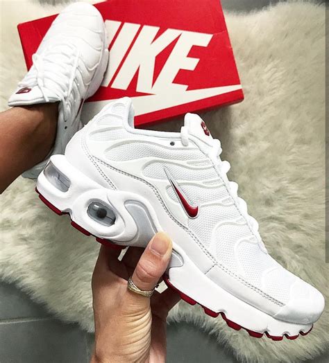 Nike Air Max Plus schwarz weiß rot (2022) 